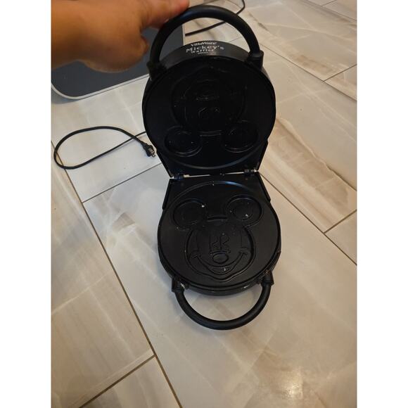 Disney Mickey's Single Waffler VillaWare Mickey Mouse Waffle Maker Model 5555-01 - Picture 6 of 16